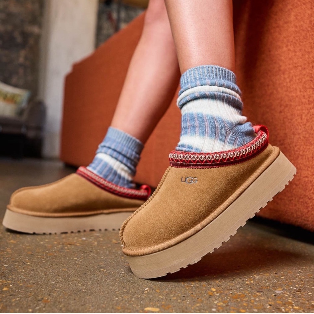UGG Tazz || Tan Suede Clog with Red Trim